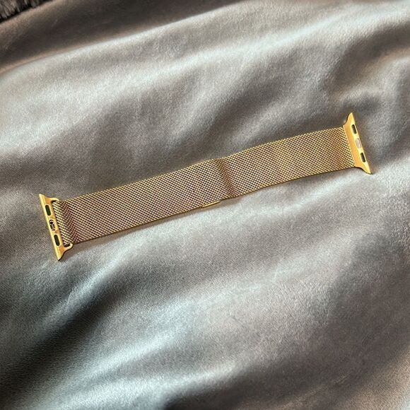 Gold Metal Magnetic Apple Watchband - Picture 5 of 5